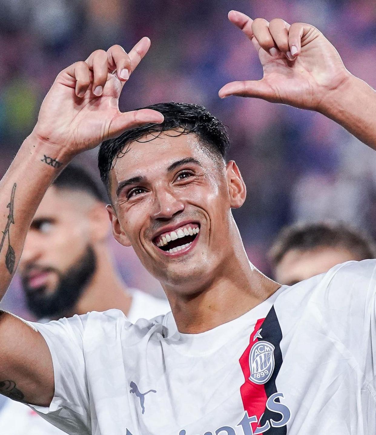 关于AC米兰轻取巴黎圣日耳曼,范戴克乌龙送礼法甲的信息 关于AC米兰轻取巴黎圣日耳曼,范戴克乌龙送礼法甲的信息